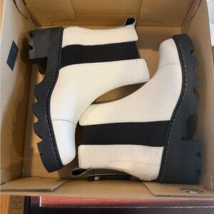 Sorel White and Black Ankle Boots